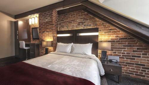 Junior Suite / 1 Queen Bed